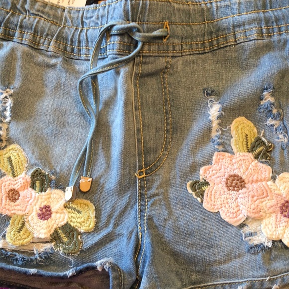 Romeo & Juliet Couture Denim Shorts. S - Picture 2 of 7